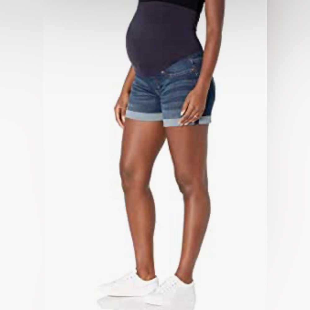 NWT Signature by Levi Strauss & Co. Gold Label Maternity Mid-Rise Shortie Shorts